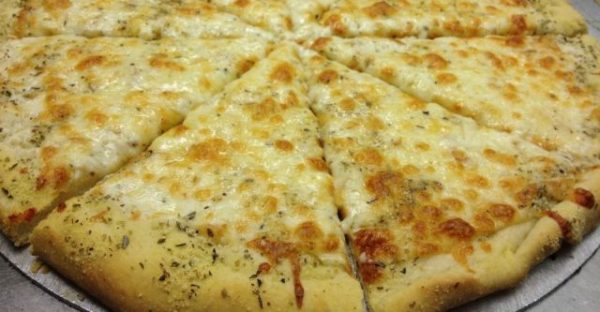Base de pizza Pizbur con queso, aceite de oliva, ajo y perejil 